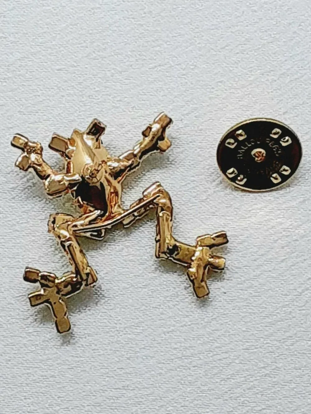 NEW Green Crystal Put'Em Pin Dancing Frog